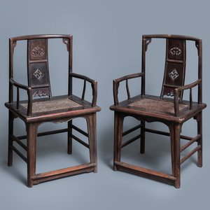 A pair of Chinese carved wooden chairs with wicker seats, 19th C. — 照片 1