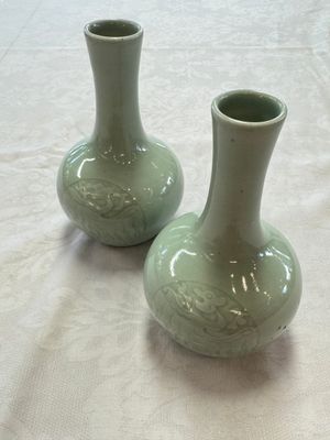 A pair of Chinese celadon-glazed bottle vases with incised phoenix design, Yongzheng mark, 19th C. — 照片 1