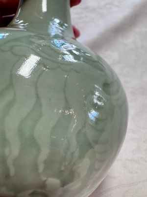 A pair of Chinese celadon-glazed bottle vases with incised phoenix design, Yongzheng mark, 19th C. — 照片 14