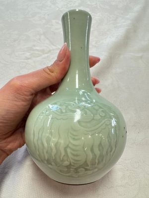 A pair of Chinese celadon-glazed bottle vases with incised phoenix design, Yongzheng mark, 19th C. — 照片 15