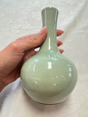 A pair of Chinese celadon-glazed bottle vases with incised phoenix design, Yongzheng mark, 19th C. — 照片 16