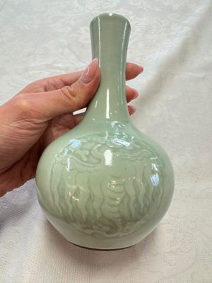 A pair of Chinese celadon-glazed bottle vases with incised phoenix design, Yongzheng mark, 19th C. — 照片 17