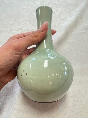 A pair of Chinese celadon-glazed bottle vases with incised phoenix design, Yongzheng mark, 19th C. — 照片 18