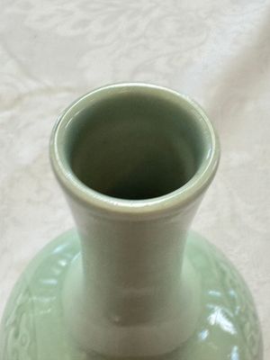 A pair of Chinese celadon-glazed bottle vases with incised phoenix design, Yongzheng mark, 19th C. — 照片 19