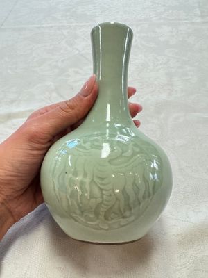 A pair of Chinese celadon-glazed bottle vases with incised phoenix design, Yongzheng mark, 19th C. — 照片 2
