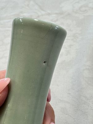 A pair of Chinese celadon-glazed bottle vases with incised phoenix design, Yongzheng mark, 19th C. — 照片 23