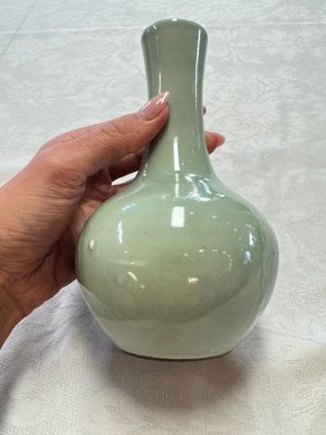 A pair of Chinese celadon-glazed bottle vases with incised phoenix design, Yongzheng mark, 19th C. — 照片 3
