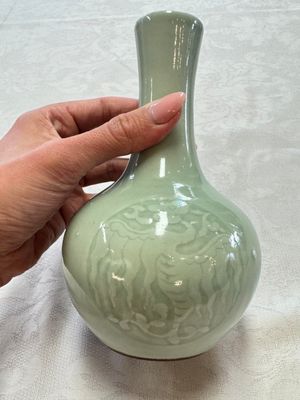 A pair of Chinese celadon-glazed bottle vases with incised phoenix design, Yongzheng mark, 19th C. — 照片 4