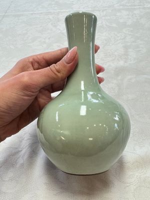 A pair of Chinese celadon-glazed bottle vases with incised phoenix design, Yongzheng mark, 19th C. — 照片 5