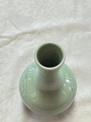 A pair of Chinese celadon-glazed bottle vases with incised phoenix design, Yongzheng mark, 19th C. — 照片 6