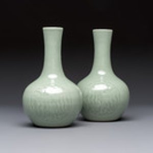 A pair of Chinese celadon-glazed bottle vases with incised phoenix design, Yongzheng mark, 19th C. — 照片 1