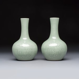 A pair of Chinese celadon-glazed bottle vases with incised phoenix design, Yongzheng mark, 19th C. — 照片 2