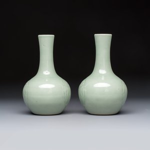 A pair of Chinese celadon-glazed bottle vases with incised phoenix design, Yongzheng mark, 19th C. — 照片 3