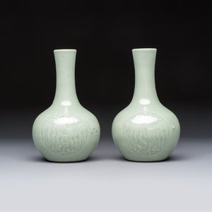 A pair of Chinese celadon-glazed bottle vases with incised phoenix design, Yongzheng mark, 19th C. — 照片 4