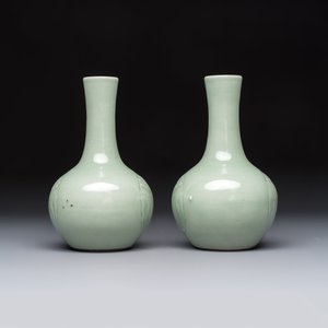 A pair of Chinese celadon-glazed bottle vases with incised phoenix design, Yongzheng mark, 19th C. — 照片 5