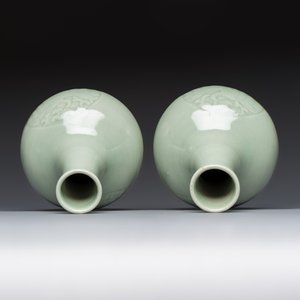 A pair of Chinese celadon-glazed bottle vases with incised phoenix design, Yongzheng mark, 19th C. — 照片 6