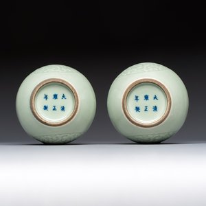 A pair of Chinese celadon-glazed bottle vases with incised phoenix design, Yongzheng mark, 19th C. — 照片 7