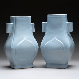 A pair of Chinese claire-de-lune 'fanghu' vases, Guangxu mark and of the period — foto 2