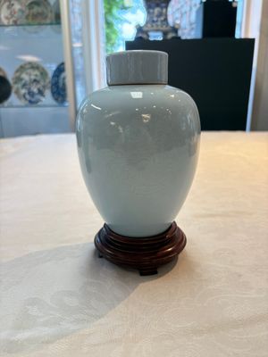 A pair of Chinese claire-de-lune jars and covers on wooden stands, Kangxi mark, 19th C. — foto 1