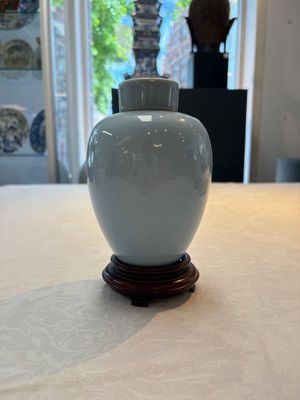 A pair of Chinese claire-de-lune jars and covers on wooden stands, Kangxi mark, 19th C. — foto 12