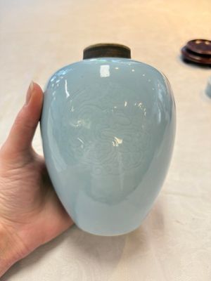 A pair of Chinese claire-de-lune jars and covers on wooden stands, Kangxi mark, 19th C. — foto 13