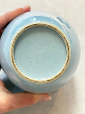 A pair of Chinese claire-de-lune jars and covers on wooden stands, Kangxi mark, 19th C. — foto 17