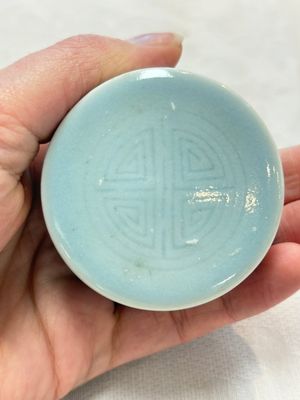 A pair of Chinese claire-de-lune jars and covers on wooden stands, Kangxi mark, 19th C. — foto 18