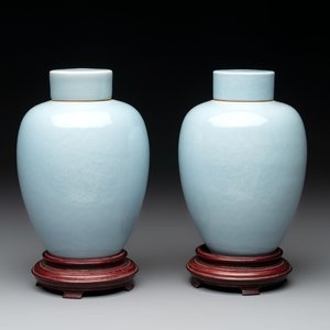 A pair of Chinese claire-de-lune jars and covers on wooden stands, Kangxi mark, 19th C. — foto 1