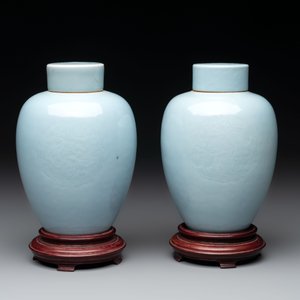 A pair of Chinese claire-de-lune jars and covers on wooden stands, Kangxi mark, 19th C. — foto 2