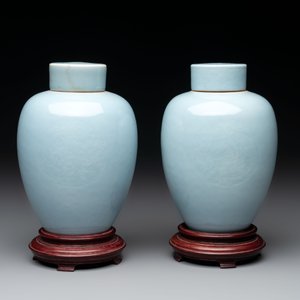 A pair of Chinese claire-de-lune jars and covers on wooden stands, Kangxi mark, 19th C. — foto 3