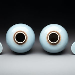A pair of Chinese claire-de-lune jars and covers on wooden stands, Kangxi mark, 19th C. — foto 4