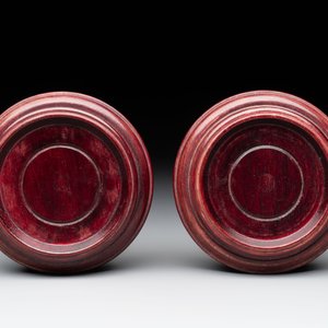 A pair of Chinese claire-de-lune jars and covers on wooden stands, Kangxi mark, 19th C. — foto 7