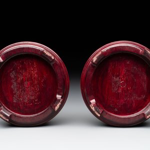 A pair of Chinese claire-de-lune jars and covers on wooden stands, Kangxi mark, 19th C. — foto 8
