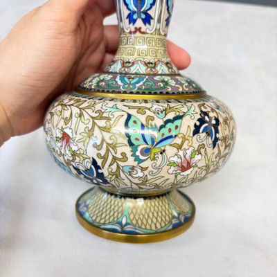 A pair of Chinese cloisonné '100 Butterflies' vases — photo 4