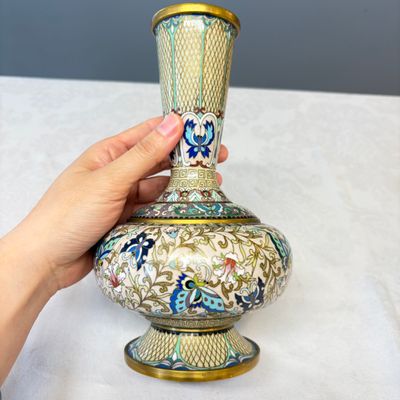 A pair of Chinese cloisonné '100 Butterflies' vases — photo 5