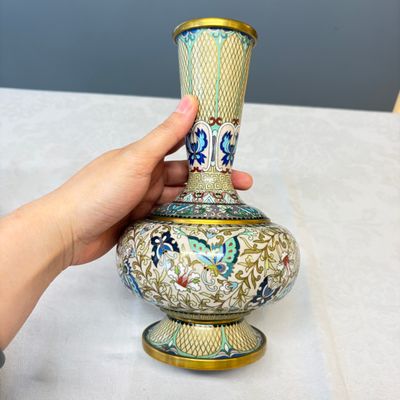 A pair of Chinese cloisonné '100 Butterflies' vases — photo 10