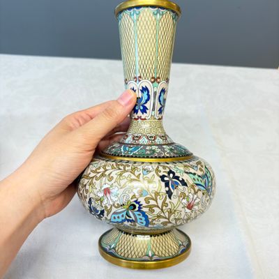A pair of Chinese cloisonné '100 Butterflies' vases — photo 11