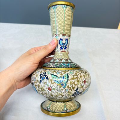 A pair of Chinese cloisonné '100 Butterflies' vases — photo 12