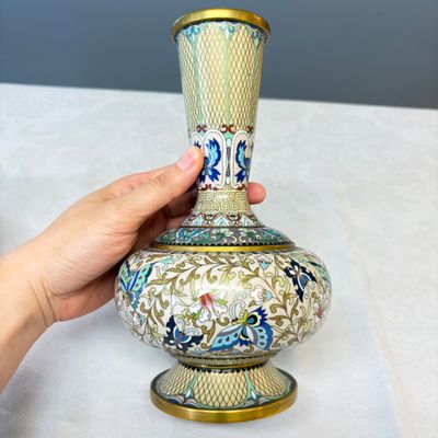 A pair of Chinese cloisonné '100 Butterflies' vases — photo 13
