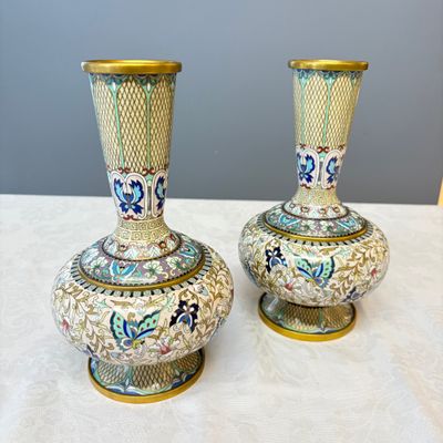 A pair of Chinese cloisonné '100 Butterflies' vases — photo 1
