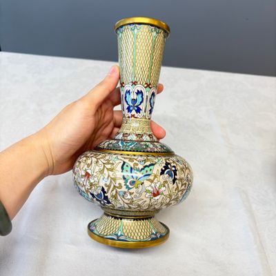 A pair of Chinese cloisonné '100 Butterflies' vases — photo 2