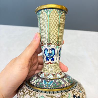 A pair of Chinese cloisonné '100 Butterflies' vases — photo 3