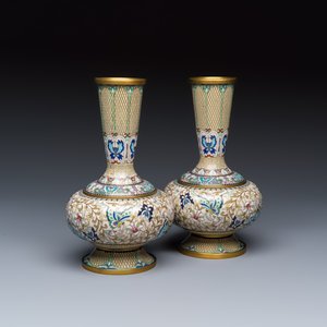A pair of Chinese cloisonné '100 Butterflies' vases — photo 1