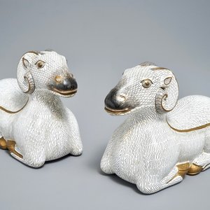 A pair of Chinese cloisonné and gilt bronze models of rams, Qianlong — 照片 1