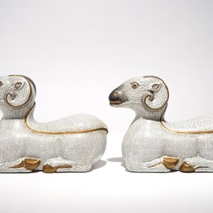 A pair of Chinese cloisonné and gilt bronze models of rams, Qianlong — 照片 2