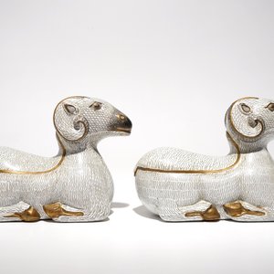 A pair of Chinese cloisonné and gilt bronze models of rams, Qianlong — 照片 4