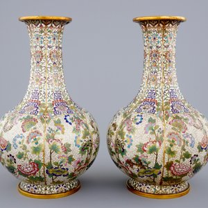 A pair of Chinese cloisonné bottle-shaped vases, 19th C. — photo 2