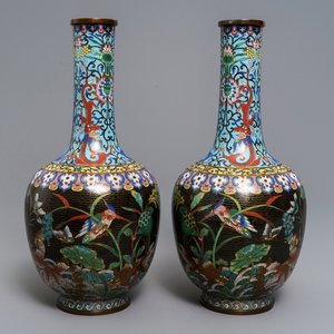 A pair of Chinese cloisonné bottle vases, 19th C. — 照片 1