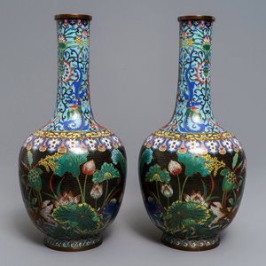 A pair of Chinese cloisonné bottle vases, 19th C. — 照片 2