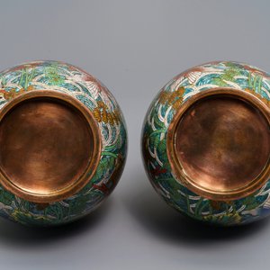 A pair of Chinese cloisonné bottle vases, 19th C. — 照片 5